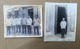 约60年代黑白老照片一组两张 台山县端芬镇一古宅门前合影留念 背景有对联一副以资佐证。