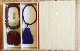 精品桐木盒装日本对念珠 一串金刚，珠径约14.5mm，咖色苏，一串木质，珠径约7.2mm，紫色苏。全新品，实价不议不包不退换，不另拍视频与照片展示，谢谢。