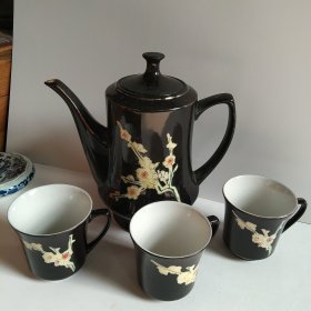 七八十年代铜山瓷厂梅花黑釉茶具一套，包括茶壶一个，茶杯三个。茶杯口径7.3高7.5公分。