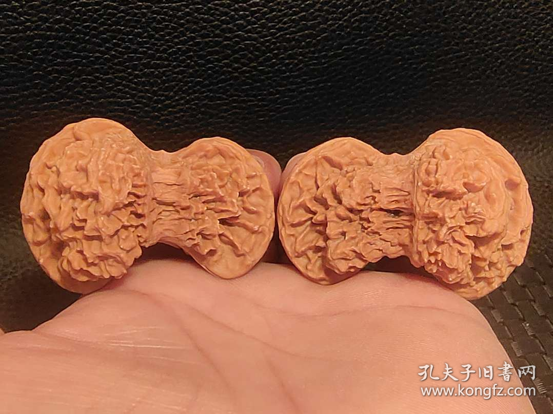 ❤稀有异形核桃蝙蝠(36052)
【品名】蝙蝠
【尺寸】边50/50肚30/30高34/34mm
【介绍】稀有异形核桃蝙蝠！象形神似！手拿蝙蝠  寓意～福在眼前！品相如图！