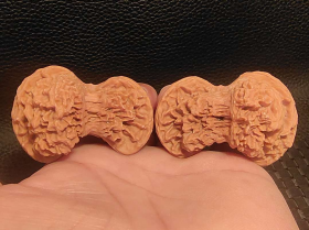 ❤稀有异形核桃蝙蝠(36052)
【品名】蝙蝠
【尺寸】边50/50肚30/30高34/34mm
【介绍】稀有异形核桃蝙蝠！象形神似！手拿蝙蝠  寓意～福在眼前！品相如图！