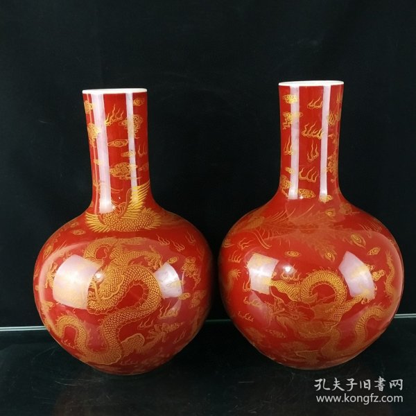 大清康熙郎红釉描金龙凤呈祥天球瓶一对