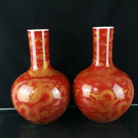 大清康熙郎红釉描金龙凤呈祥天球瓶一对