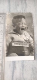 特殊年代儿童胸带毛主席像章手握上海牌收音机原版老照片