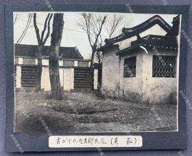 【上海旧影】1932年 “一二八”淞沪抗战时期上海真茹的古典民居建筑 原版老照片一枚（1932年1月28日夜，日军突袭闸北，发动“一·二八”事变。驻守上海的国民党十九路军奋起抵抗。1月28日深夜，十九路军总指挥蒋光鼐、军长蔡廷锴深夜步行到真如，在范庄设立临时指挥部指挥抗战，至3月1日晚退出真如防区。3月2日，日寇铁蹄践踏真如，镇及四乡百姓惨遭灾难。至5月5日《淞沪停战协定》签定后日军才撤离真如。）