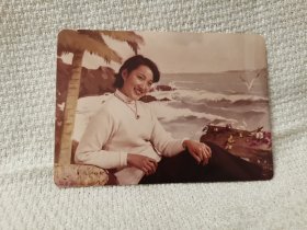 八十年代影棚海滩布景美女彩照一张
