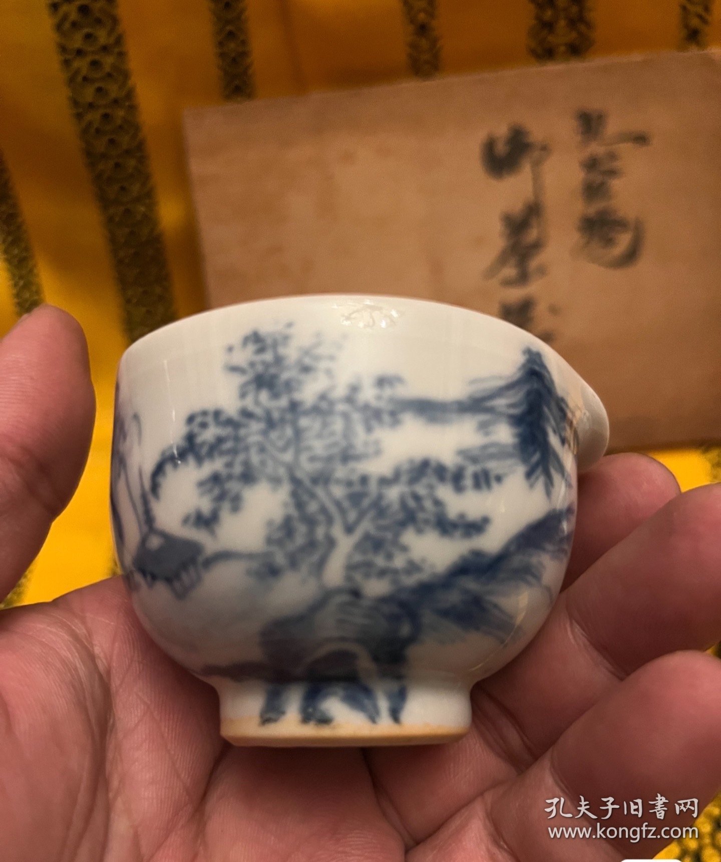 清·九谷青花山水宝瓶套茶具套原盒 画工精湛 锈斑发色 器形优美 瓷质莹润 画工发色都非常好，自己比较喜欢的一套茶具。全品未使用过，原盒都在。