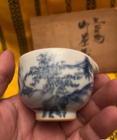 清·九谷青花山水宝瓶套茶具套原盒 画工精湛 锈斑发色 器形优美 瓷质莹润 画工发色都非常好,自己比较喜欢的一套茶具。全品未使用过,原盒都在。