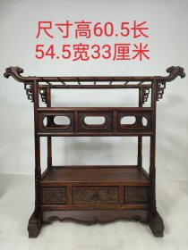 红木双凤头大型笔架。凤被视为吉祥、权力和尊贵的象征，双凤头笔架都具有历史价值和艺术价值。