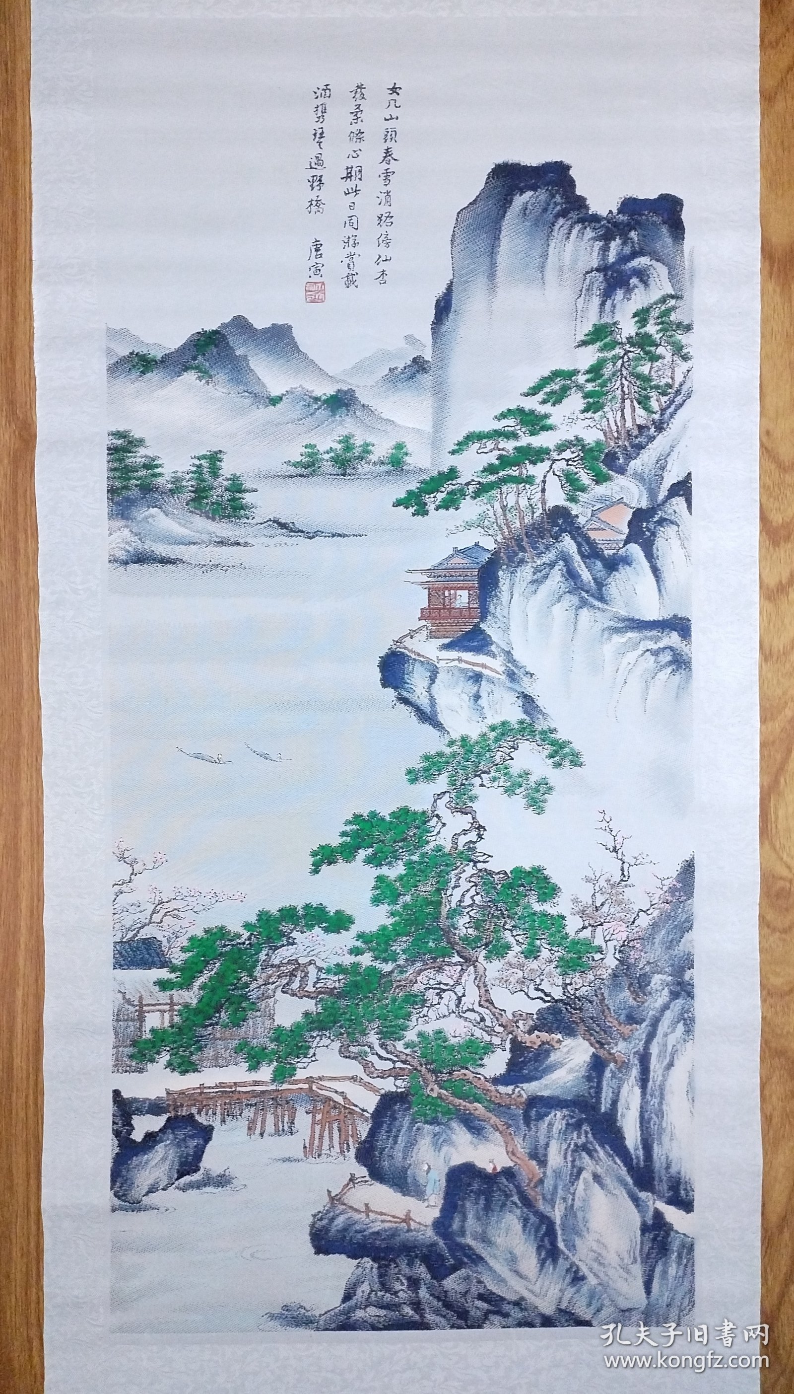 唐寅春游女几山图织锦画，原品藏于上海博物馆。杭州都锦生丝织厂建国后作品，138x42cm立轴。画中有诗题曰：“女几山头春雪消，路旁仙杏发柔条。心期此日同游赏，载酒携琴过野桥。”这首诗点明了画家邀友同游春山的主题，意境深远，景致优美。