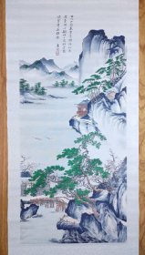 唐寅春游女几山图织锦画，原品藏于上海博物馆。杭州都锦生丝织厂建国后作品，138x42cm立轴。画中有诗题曰：“女几山头春雪消，路旁仙杏发柔条。心期此日同游赏，载酒携琴过野桥。”这首诗点明了画家邀友同游春山的主题，意境深远，景致优美。