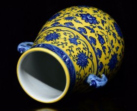 清乾隆黄釉青花缠枝花卉纹双耳尊，高33×25厘米