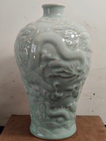 清乾隆年制天青釉浮雕龙纹梅瓶高32.5cm