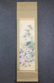 80年代，出口创汇老画一幅114*35.5cm《杜鹃白鸽》，绢本精美花鸟画，原装裱立轴，