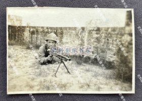 【广州旧影】1940年 广州明城墙上警备的日军独立步兵第69大队机枪手 原版老照片一枚（照片背面有1940年6月17日“广州西宪兵分队”检阅章。独立步兵第69大队编成于1939年1月31日，隶属于华南方面军第1独立步兵队，大队本部驻广州，历任大队长青木赘郎少佐、陶村政一大佐等，1942年2月10日大队被编入香港防卫队并移驻香港，负责香港总督辖区的警备，1945年日本战败后，香港防卫队解散。）