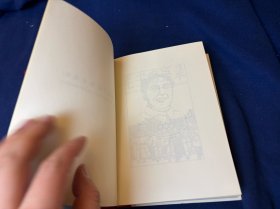 1975年法文版精品红宝书《毛主席语录》：500幅插图，中法双语，防伪水印，书顶刷金，压花皮革装帧，高档手工纸，品好，带出版社书目介绍页