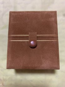 【海外回流  vintage中古】回流中古首饰盒  小年份  很实用  细节可见   里边带金色字迹  仔细看好图片，尺寸如图，有瑕疵，介意勿拍，谨慎下单！出售不退！偏远地区邮费联系客服另算！