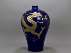 清乾隆霁兰浮雕鎏金龙纹梅瓶