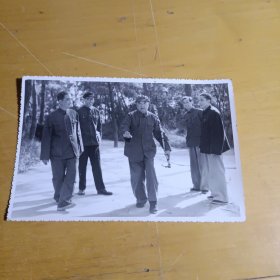 1981年老艺术家高元钓与王攸堂等艺术家们在镇江北固山探讨艺术表演