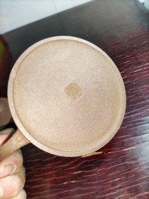 吴德盛款紫砂壶。功夫茶壶。素颜磨砂手感。非常舒适。有一点边磕碰。没有用过。完好品