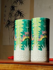清代:手绘粉彩白菜【百财】帽筒一对，器型周正，画工精美，寓意好，收藏摆设佳品。 规格:高28厘米 口径12厘米！