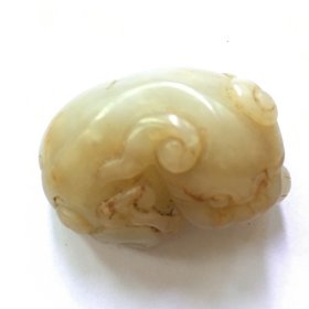 和田白玉籽料雕刻瑞兽貔貅摆玩件。重44.2g。