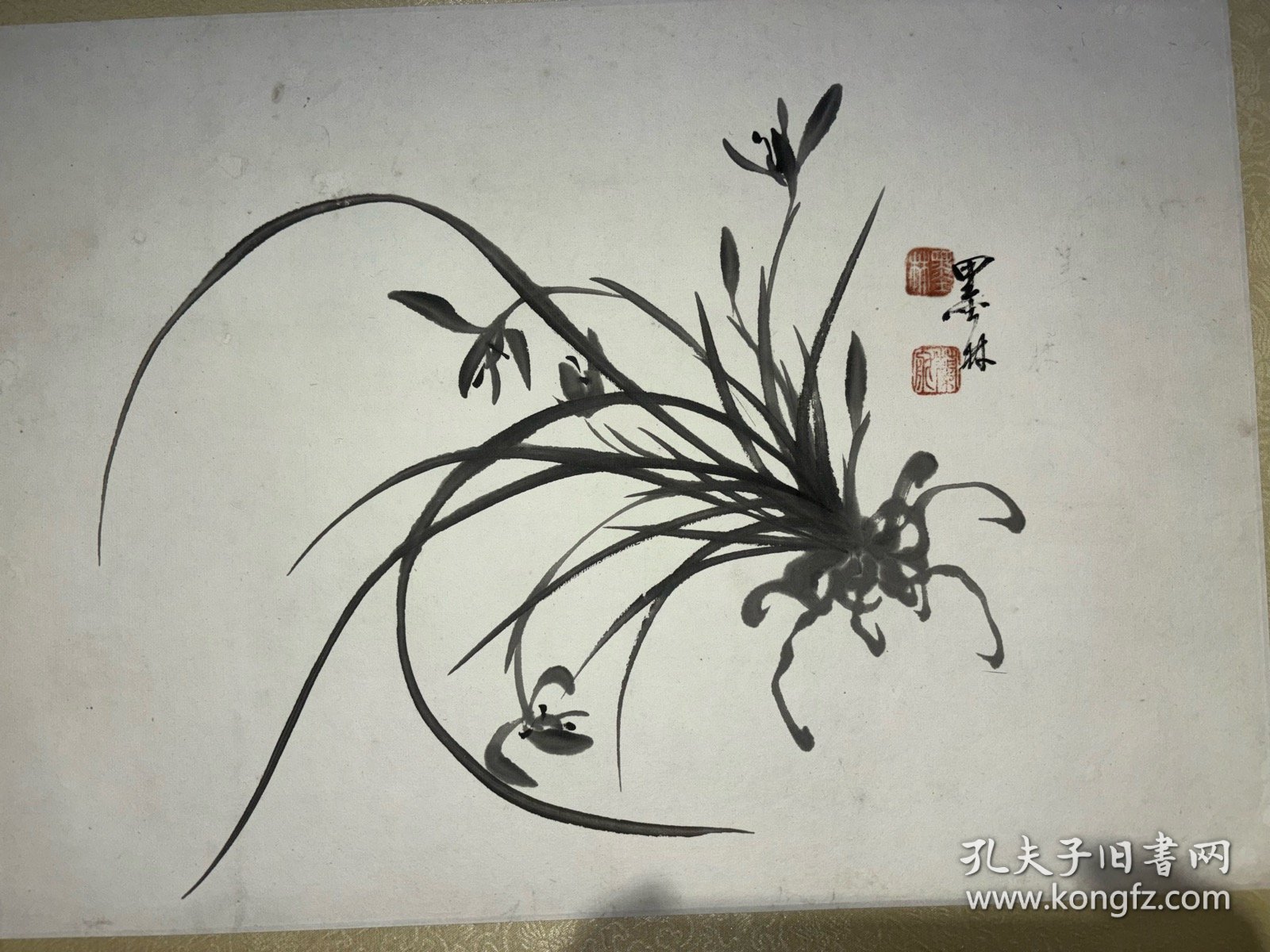 清代画兰圣手“姚兰花”姚墨林兰花镜片42*28.5
姚墨林（1865～ ），号兰舫，江苏阳羡（宜兴）人，晚年定居无锡，工书擅画善诗文，尤精墨兰，浓淡枯湿，一笔为之，其“空心兰”更是独树一帜，纵观近代画兰高手，无出其右者，在清末民初书画界得“姚兰花”之誉。