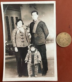 老照片 品相尺寸以图为准 货号：16709 五十年代三口之家