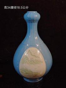 旧藏大清乾隆年制天青釉刻画开窗蒜头瓶，釉色肥美，器型周正，品相完整
