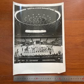 超大尺寸：1980年上海国际举重邀请赛，美国、澳大利亚、加拿大、法国、英国、希腊、日本、墨西哥、巴基斯坦、菲律宾、新加坡和中国共12个国家70名大力士参赛，中国举重队获15块金牌，破4项全国纪录、打破3项亚洲纪录。开幕式场景