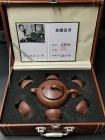 精品紫砂壶 套壶 
顾景舟制 《金禄福》一壶六杯 原矿紫砂泥制作，做工精细，礼盒包装珍藏，品相一流。B12