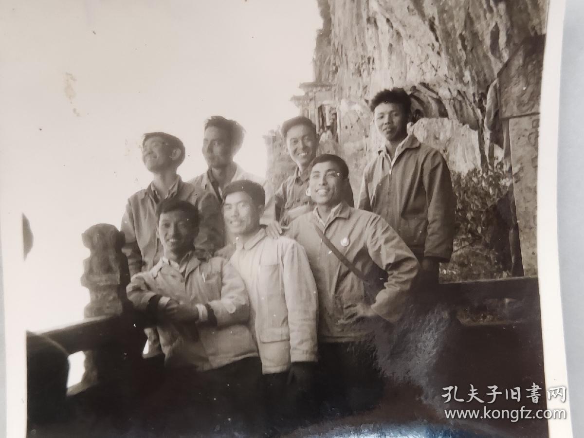 60年代昆工附中昆明工学院学生佩戴毛主席像章在西山龙门绝壁合影照片(邹位相册，邹位约1961年毕业于昆工附中，之后就读于昆明工学院)