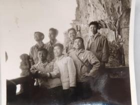 60年代昆工附中昆明工学院学生佩戴毛主席像章在西山龙门绝壁合影照片(邹位相册，邹位约1961年毕业于昆工附中，之后就读于昆明工学院)