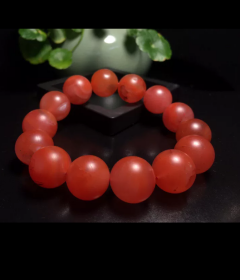 特价！卖家保真，这条柿子红颜色非常艳丽，很少开采到这么红的南红，一物一图！天然南红手串！！实物！直径15mm