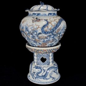 元青花釉里红浮雕龙纹荷叶罐、整体高57，罐34×32，底27×26，