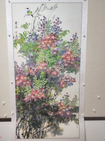 纯手绘重彩花鸟画《紫薇》 画家:徐岩 画感:重彩花鸟，色彩优美，线条十足，层层渲染，虚实相间。 材质：宣纸，镜芯锦绫装裱，可直接上框。 实物拍摄，一物一图 A010。 装裱尺寸：160*80厘米 画芯尺寸：138*68厘米 备注：精心锦绫装裱，因手机和光线原因，图片可能有色差，属正常现像。