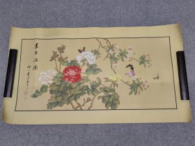 绢本花鸟画一幅 95×45。拓底 功底深厚，画面细致