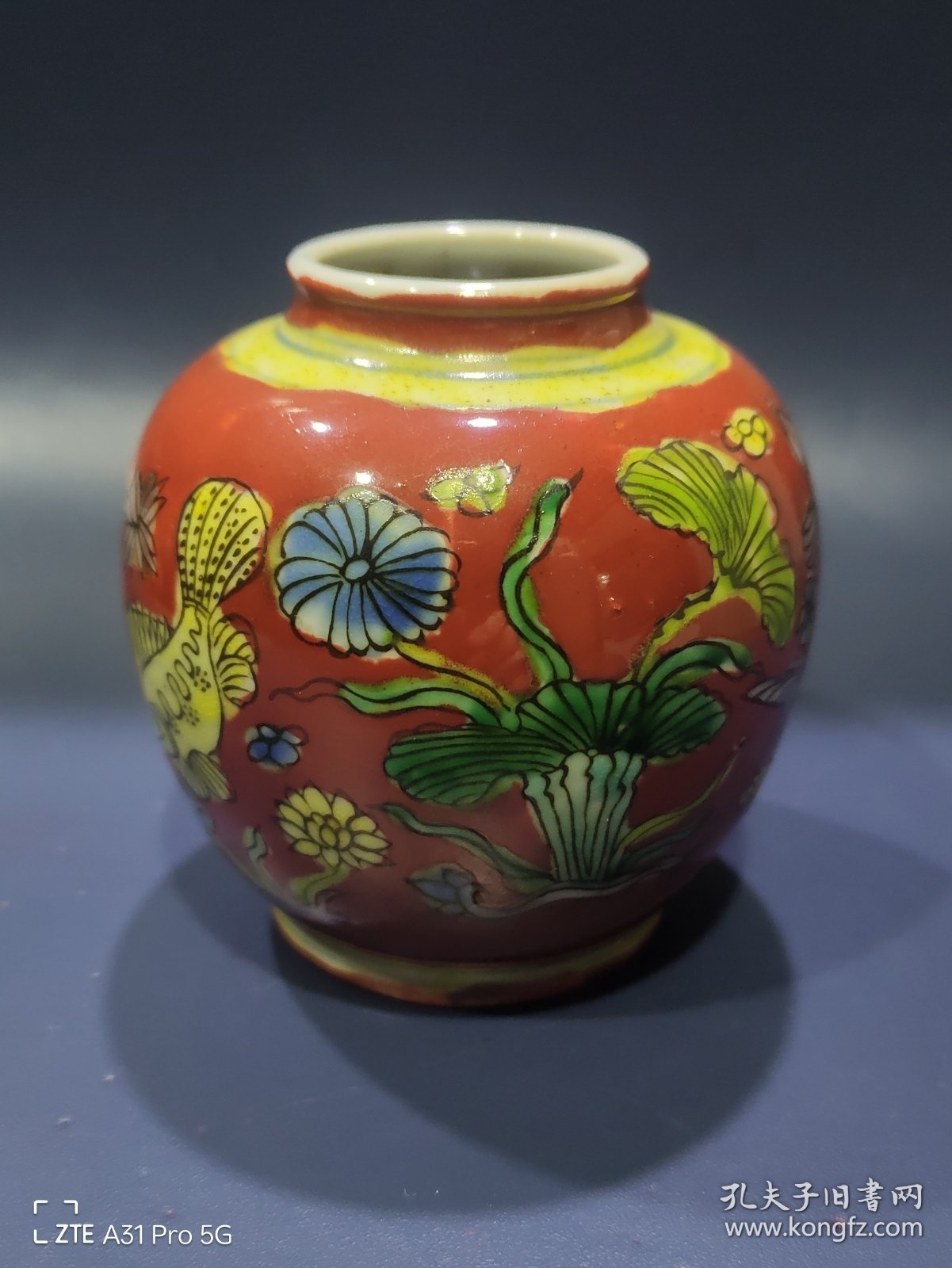 清早期五彩鱼藻纹首饰罐一个，无盖，高9厘米，宽8.8厘米，口径4厘米，足径5厘米。