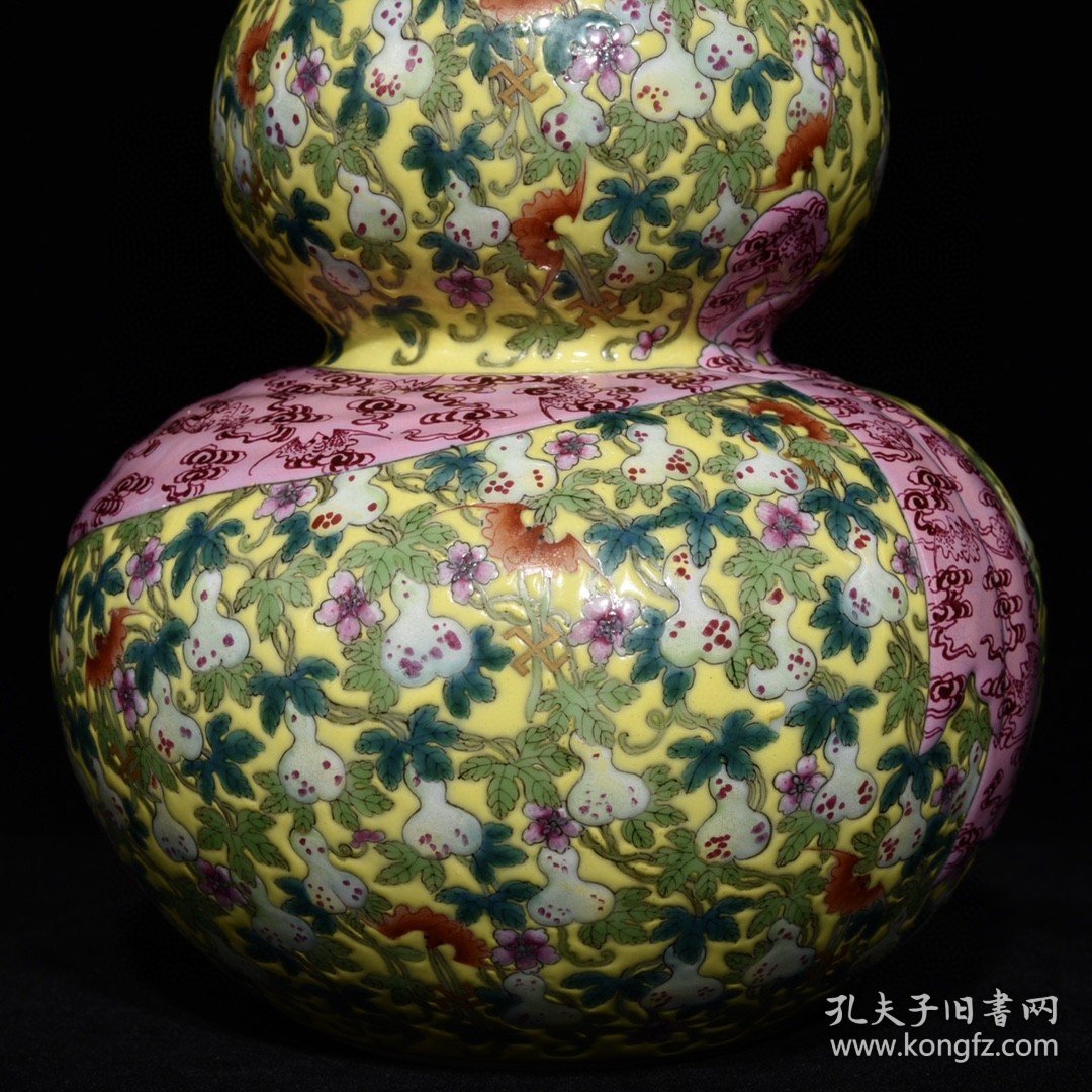 清乾隆黄地粉彩多子多福绶带葫芦瓶一对，高23厘米直径15厘米