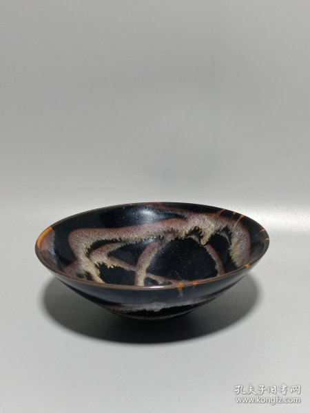 宋代吉州窑洒釉斗笠碗，窑变釉色，黑釉底色配红褐斑纹，釉面自然窑变，线条流畅。碗型规整，胎质细腻，底部干练，整体保存不错，无明显磕碰，品相以图为准。尺寸：直径15.6cm，高5.4cm。适合收藏或茶道使用。