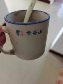 两个小瓷杯，可以漱口用。