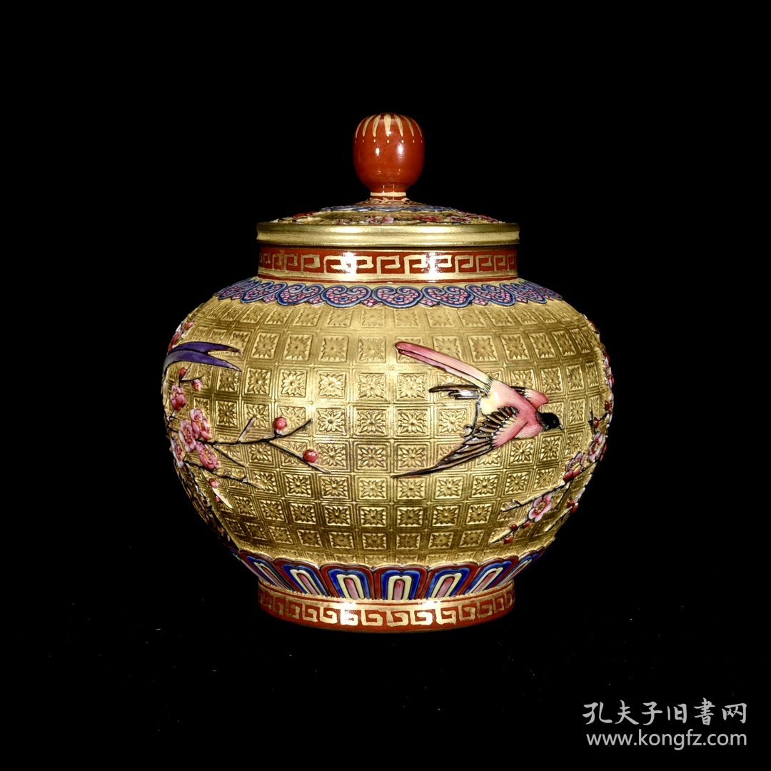 清乾隆金地浮雕珐琅彩喜鹊登梅纹罐，13×12，