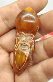 角质寿星手把件，精工雕刻，人物形象生动传神。料子油润，包浆自然，适合把玩收藏。手感舒适，可做摆件或佩戴。直径2厘米，高6厘米。
