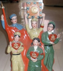 ***收藏567雕塑瓷：粉彩人物工农兵学商无限忠于毛主席瓷雕 底款为景德镇雕塑瓷厂。