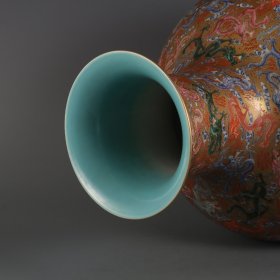 清乾隆年制金地粉彩百龙纹兽耳尊