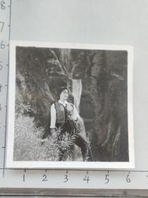 60年代美女皮包野外瀑布前照片
