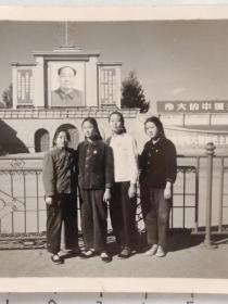 60年代四个粗辫子美女佩戴毛主席像章在昆明东方广场合影留念照片1.超大毛主席像，毛主席像左侧“领导我们事业的核心力量是中国共产党，指导我们思想的理论基础是马克思主义”，右侧“这次无产阶级……大革命，对于巩固无产阶级专政，防止资本主义复辟，建设社会主义，是完全必要的，是非常及时的。”2.伟大的中国共产党万岁3.“……贯彻伟大的领袖毛主席……”(毛主席广场)(昆明女子中学杨振芳相/册)