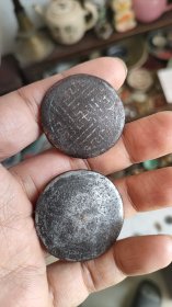 清代铁错银纽扣一对，工艺精湛，品相如图 ，轻微使用痕迹，图案精美。适合收藏摆件。 看好再拍