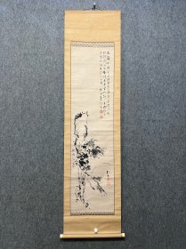 古筆赏石花卉图【石川柳城】（1847～1927），名戈足，字子渊、维室，号柳城、墨仙、可睡斋、莲花峰，以柳城号行。爱知县海部郡佐屋村人。少时负气节，奔走国事，中年为吏，肮脏不遇。致力书画，师事中野水竹、吉田稼云，为当时日本泰斗；且工诗，人称诗书画“三绝”。台岛版图易色，宰大穆降。未几辞官，远游闽、粤。明治41年（1908）2月19日来台，4月19日在台北俱乐部举行个人书画展