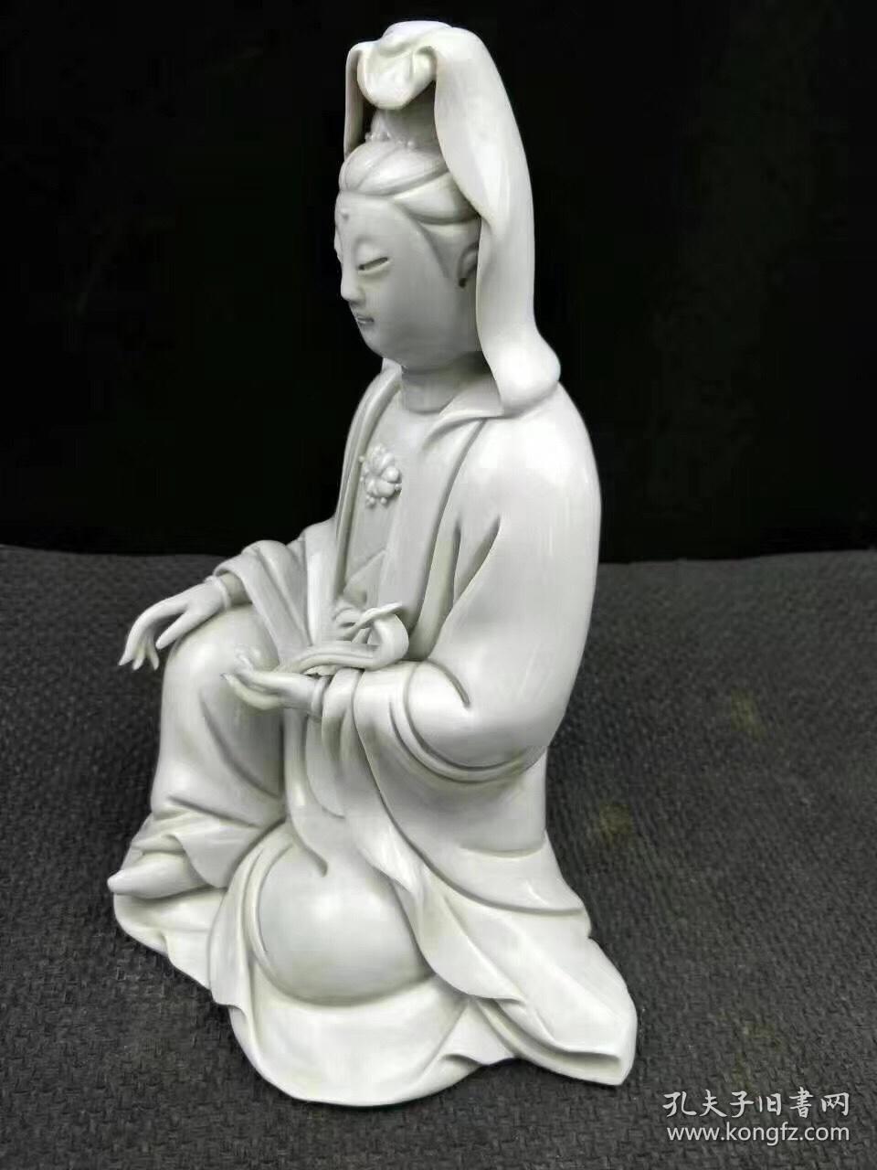 明代德化瓷菩萨一尊，精工雕塑而成，神态自然安详，形象逼真栩栩如生！色彩纯正细腻温润如玉！品相一流！